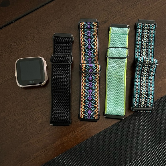 Fitbit Versa - Picture 1 of 4